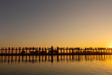 Gün batımında U-bein köprüsünün silueti Amarapura, Mandalay, Myanmar.