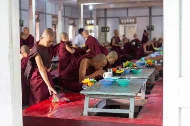 Mandalay, Myanmar, Kasım 18, 2016: Keşişler akşam yemeği hazırlıyor
