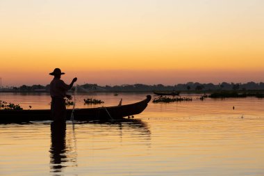 Mandalay, Burma, Myanmar, 20 Kasım 2016: Gün doğumunda göl balıkçıları