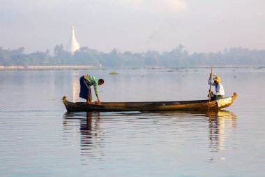 Mandalay, Burma, Myanmar, 20 Kasım 2016: Gün doğumunda göl balıkçıları