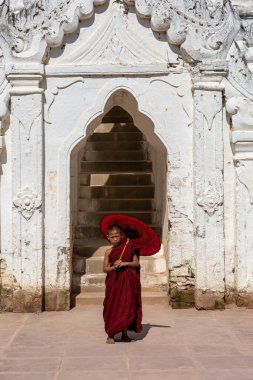 Mandalay, Myanmar, Kasım 18, 2016: Şemsiye altında beyaz pagoda ve keşişler