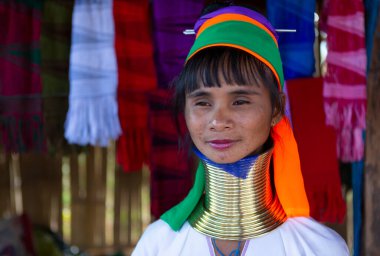 Mandalay, Myanmar, Kasım 15, 2016: Geleneksel kostümlü Asyalı uzun boyunlu Kayan Padaung kadın. Asya 'daki etnik azınlık. Loikaw 'da boynundaki pirinçten bobinlerle kabile kadınlarının güzel portresi.,