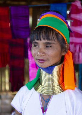 Mandalay, Myanmar, Kasım 15, 2016: Geleneksel kostümlü Asyalı uzun boyunlu Kayan Padaung kadın. Asya 'daki etnik azınlık. Loikaw 'da boynundaki pirinçten bobinlerle kabile kadınlarının güzel portresi.,