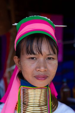 Mandalay, Myanmar, Kasım 15, 2016: Geleneksel kostümlü Asyalı uzun boyunlu Kayan Padaung kadın. Asya 'daki etnik azınlık. Loikaw 'da boynundaki pirinçten bobinlerle kabile kadınlarının güzel portresi.,