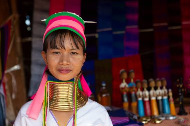 Mandalay, Myanmar, Kasım 15, 2016: Geleneksel kostümlü Asyalı uzun boyunlu Kayan Padaung kadın. Asya 'daki etnik azınlık. Loikaw 'da boynundaki pirinçten bobinlerle kabile kadınlarının güzel portresi.,