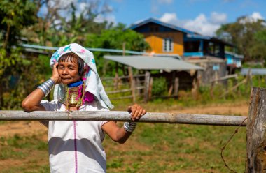 Mandalay, Myanmar, Kasım 15, 2016: Geleneksel kostümlü Asyalı uzun boyunlu Kayan Padaung kadın. Asya 'daki etnik azınlık. Loikaw 'da boynundaki pirinçten bobinlerle kabile kadınlarının güzel portresi.,