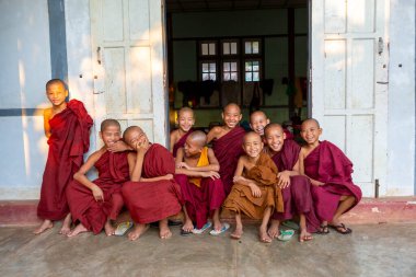 Mandalay, Myanmar, Kasım 18, 2016: Eğitimden sonra gülümseyen küçük keşişler