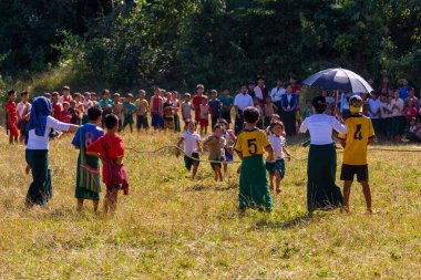 Mandalay, Myanmar, Kasım 18, 2016: Çocuklar oyun alanındaki ipe ulaşmak için yarışıyorlar