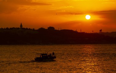 Maiden Tower 'da gün batımı, Panaromik fotoğraf, İstanbul' da harika renkler, Uskudar-Salacak- Türkiye