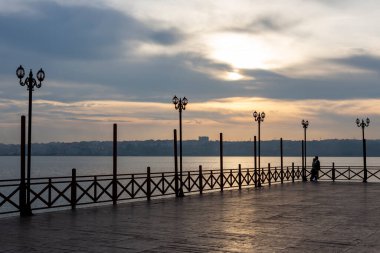 İskelede günbatımı dekoratif gece ışıkları