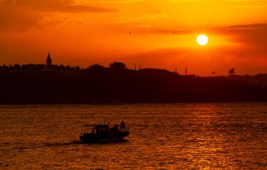Maiden Tower 'da gün batımı, Panaromik fotoğraf, İstanbul' da harika renkler, Uskudar-Salacak- Türkiye