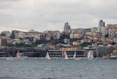 İstanbul, Türkiye, 29 Ekim 2021: Galataport, turistik yolcu gemilerinin yanaşabileceği, insanların alışveriş yapabileceği ve yemek yiyebileceği ve Beyoğlu kültürel rotasının başlangıç noktası olduğu bir bölge.. 