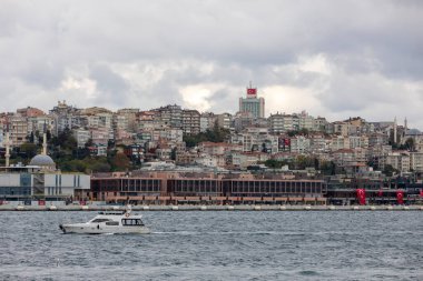 İstanbul, Türkiye, 29 Ekim 2021: Galataport, turistik yolcu gemilerinin yanaşabileceği, insanların alışveriş yapabileceği ve yemek yiyebileceği ve Beyoğlu kültürel rotasının başlangıç noktası olduğu bir bölge.. 