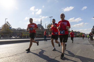 İSTANBUL, Türkiye - 29 Ekim 2021: İstanbul Cumhuriyet 7K Run ve her yaştan atletler