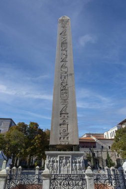 İstanbul, Sultanahmet, Türkiye, 4 Kasım 2021: İstanbul, İstanbul, Türkiye 'deki Sultanahmet Meydanı' nda hiyerogliflerle birlikte Obelisk of Theodosius (Dikilitas). İstanbul 'da Antik Mısır Dikili Taşı