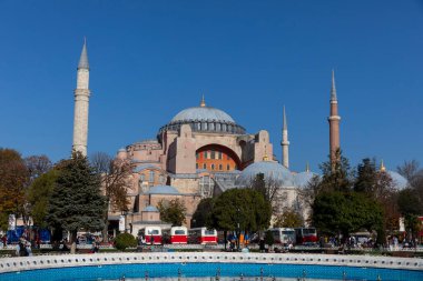 İstanbul, Türkiye 'deki Ayasofya Camii - 4 Kasım 2021: Ayasofya çok önemli ve Müslümanlar ve Hıristiyanlar için ruhani bir yer. Turistler için en popüler yerlerden biri..