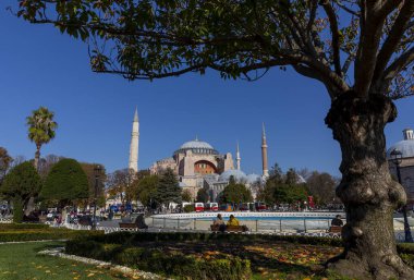 İstanbul, Türkiye 'deki Ayasofya Camii - 4 Kasım 2021: Ayasofya çok önemli ve Müslümanlar ve Hıristiyanlar için ruhani bir yer. Turistler için en popüler yerlerden biri..