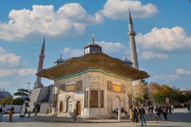 İstanbul, Türkiye - 4 Kasım 2021: İstanbul, Ayasofya yakınlarındaki Sultan III. Ahmed Çeşmesi