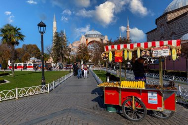 İstanbul, Türkiye 'deki Ayasofya Camii - 4 Kasım 2021: Ayasofya çok önemli ve Müslümanlar ve Hıristiyanlar için ruhani bir yer. Turistler için en popüler yerlerden biri..