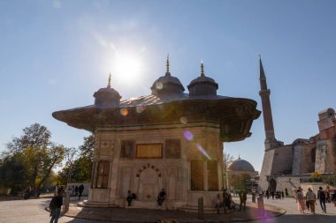 İstanbul, Türkiye - 4 Kasım 2021: İstanbul, Ayasofya yakınlarındaki Sultan III. Ahmed Çeşmesi