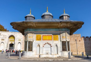 İstanbul, Türkiye - 4 Kasım 2021: İstanbul, Ayasofya yakınlarındaki Sultan III. Ahmed Çeşmesi