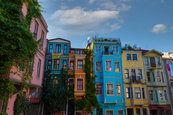 İstanbul, Türkiye - 29 Ekim 2021: İstanbul 'da Balat ilçe sokak manzarası. Balat, Türkiye 'nin İstanbul kentinde popüler bir turizm merkezi..