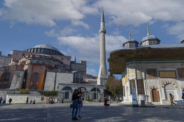 İstanbul, Türkiye - 4 Kasım 2021: İstanbul, Ayasofya yakınlarındaki Sultan III. Ahmed Çeşmesi