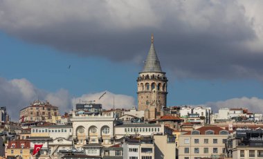 Mavi gökyüzünün arka planında Galata Kulesi ve İstanbul 'un eski kamaraları. Turizm beldesi İstanbul Türkiye