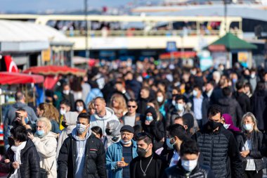 İstanbul, Türkiye, 29 Ekim 2021: Kalabalık bir grup acele ile yürüyor