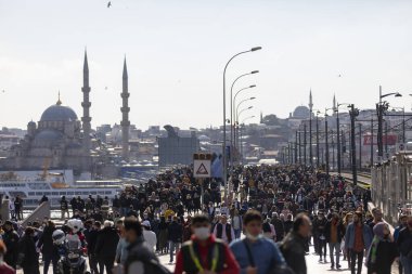 İstanbul, Türkiye, 29 Ekim 2021: Kalabalık bir grup acele ile yürüyor