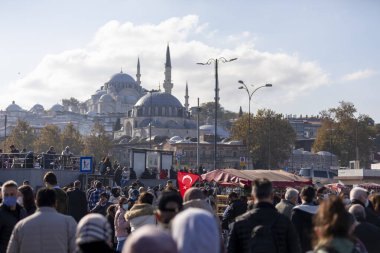 İstanbul, Türkiye, 29 Ekim 2021: Kalabalık bir grup acele ile yürüyor