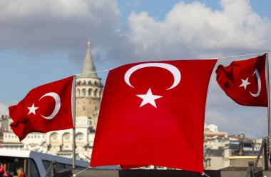 Mavi gökyüzünün arka planında Galata Kulesi ve İstanbul 'un eski kamaraları. Turizm beldesi İstanbul Türkiye