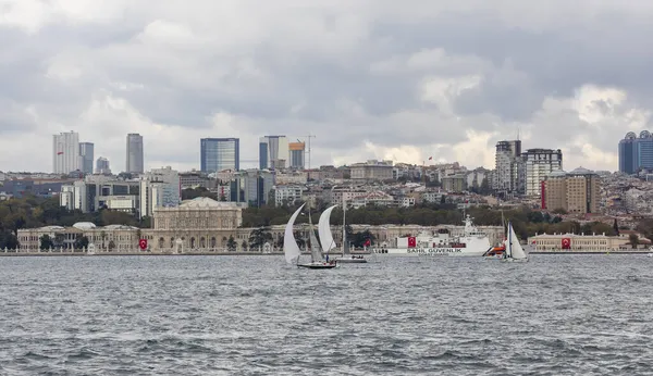 İstanbul, Türkiye, 29 Ekim 2021: Başkanlık uluslararası yat yarışının ikinci aşaması İstanbul Boğazı 'nda tamamlandı.
