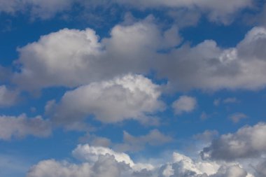 Görkemli bulutlar ve mavi gökyüzü