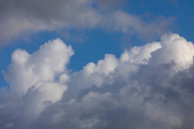 Görkemli bulutlar ve mavi gökyüzü