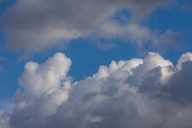 Görkemli bulutlar ve mavi gökyüzü