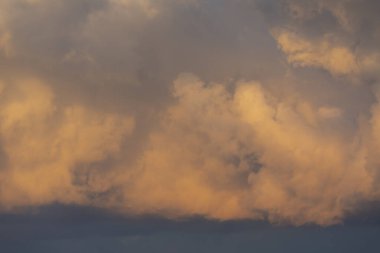 Alev benzeri bulutların muhteşem ziyafeti