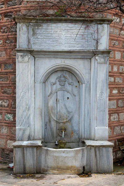 ウスクダールの古い噴水の建築の詳細 スタンブル — ストック写真