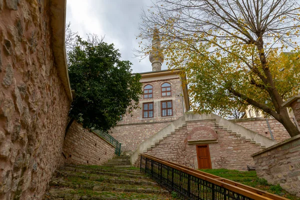 Mesquita Kaptan Pasa Istambul Trilhos Madeira Estrada Pedra Quintal Mesquita — Fotografia de Stock