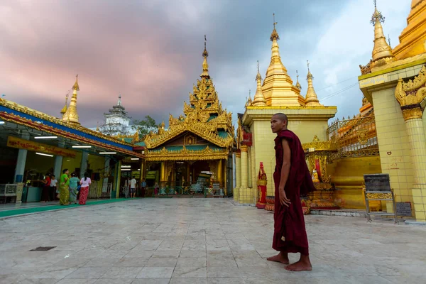 Yangon Myanmar November 2016 Religious Belief Places Pagodas Daily Living — Fotografia de Stock