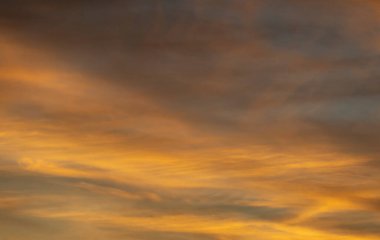 Alev benzeri bulutların muhteşem ziyafeti