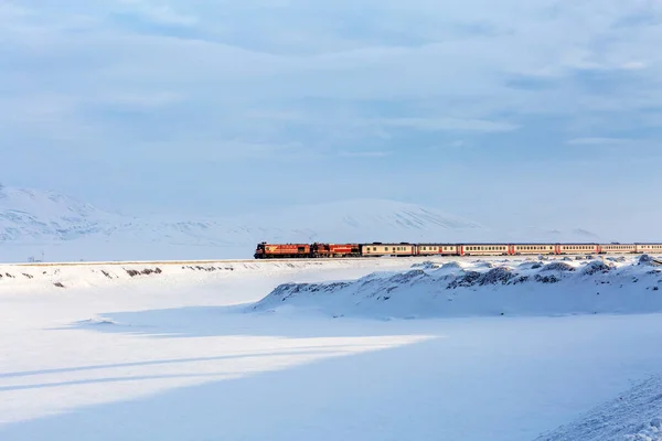 Van Golu Ekspresi karda gidiyor.
