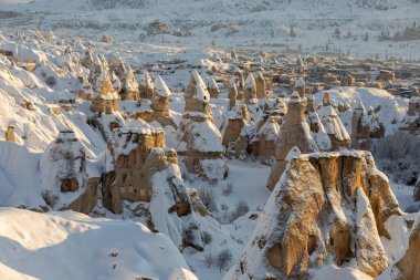 Kış boyunca Goreme 'deki Güvercin Vadisi ve Mağara Kasabası. Kapadokya, Türkiye. Goreme Ulusal Parkı 'nda açık hava müzesi. Cennetlik manzara