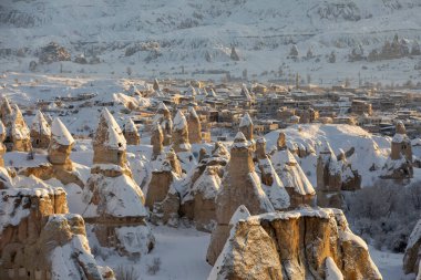 Kış boyunca Goreme 'deki Güvercin Vadisi ve Mağara Kasabası. Kapadokya, Türkiye. Goreme Ulusal Parkı 'nda açık hava müzesi. Cennetlik manzara
