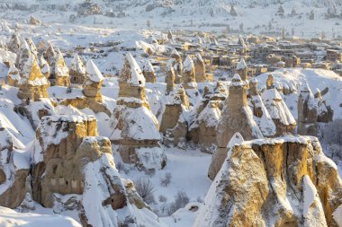 Kış boyunca Goreme 'deki Güvercin Vadisi ve Mağara Kasabası. Kapadokya, Türkiye. Goreme Ulusal Parkı 'nda açık hava müzesi. Cennetlik manzara