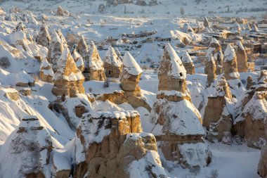 Kış boyunca Goreme 'deki Güvercin Vadisi ve Mağara Kasabası. Kapadokya, Türkiye. Goreme Ulusal Parkı 'nda açık hava müzesi. Cennetlik manzara