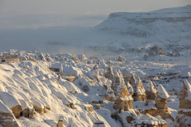 Kış boyunca Goreme 'deki Güvercin Vadisi ve Mağara Kasabası. Kapadokya, Türkiye. Goreme Ulusal Parkı 'nda açık hava müzesi. Cennetlik manzara