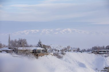Kış boyunca Goreme 'deki Güvercin Vadisi ve Mağara Kasabası. Kapadokya, Türkiye. Goreme Ulusal Parkı 'nda açık hava müzesi. Cennetlik manzara