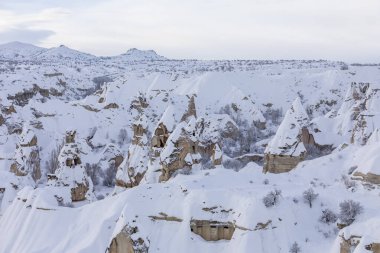 Kış boyunca Goreme 'deki Güvercin Vadisi ve Mağara Kasabası. Kapadokya, Türkiye. Goreme Ulusal Parkı 'nda açık hava müzesi. Cennetlik manzara