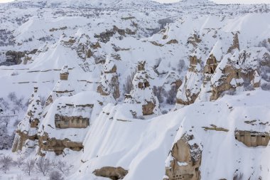 Kış boyunca Goreme 'deki Güvercin Vadisi ve Mağara Kasabası. Kapadokya, Türkiye. Goreme Ulusal Parkı 'nda açık hava müzesi. Cennetlik manzara